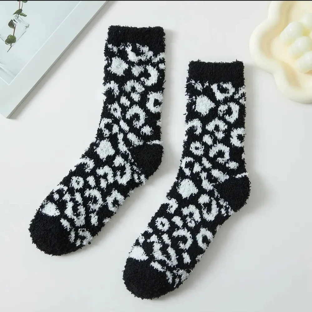 Leopard Print Fuzzy Socks Set - Picture 3 of 6